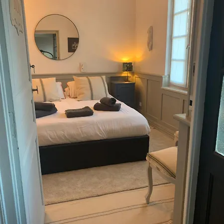 Petit Boudoir The Riverside Retreat לינה וארוחת בוקר