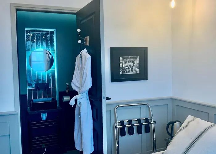 Petit Boudoir The Riverside Retreat